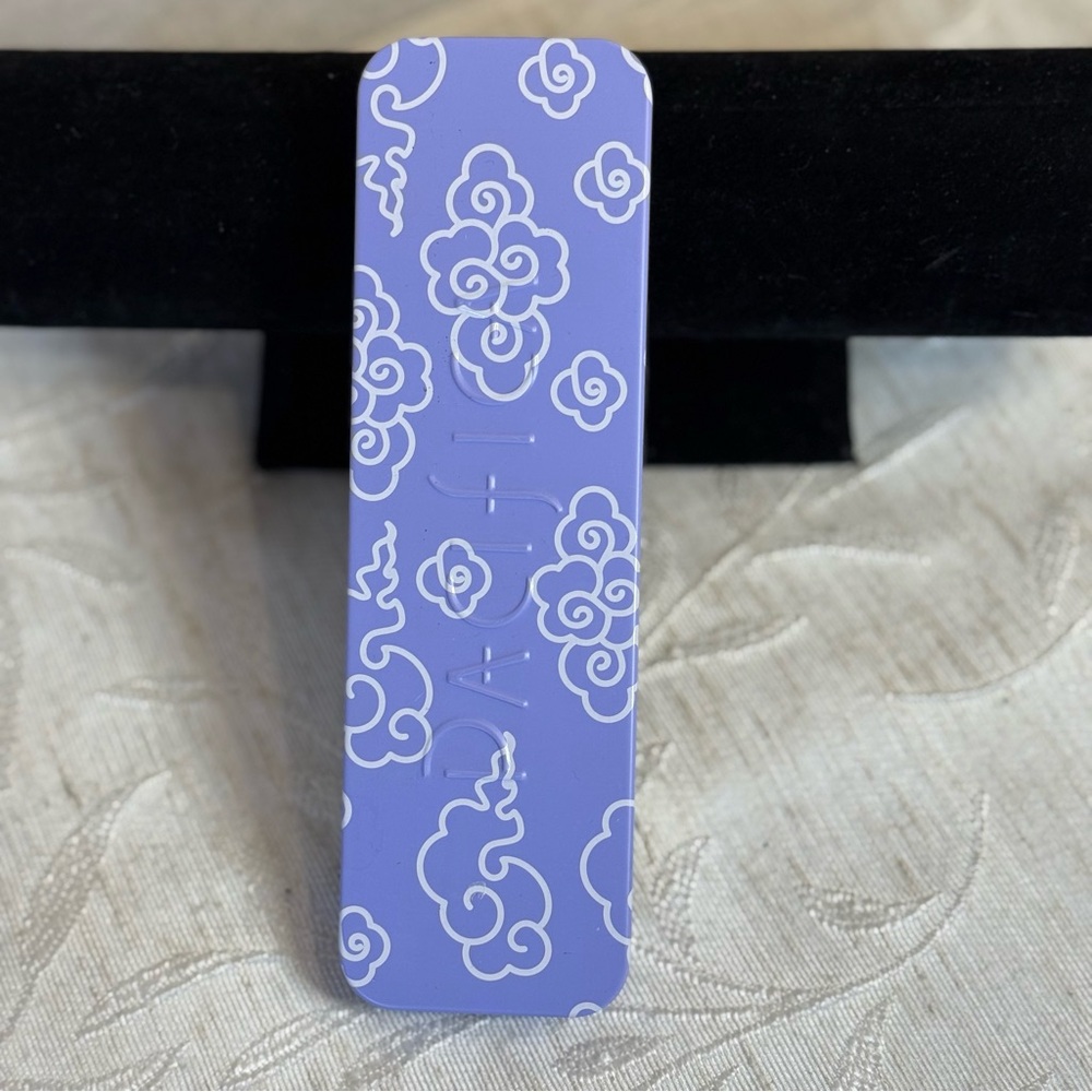 Pacifica Reusable Undereye Mask set with a cloud pattern in closed tin. - Picture 2 of 5